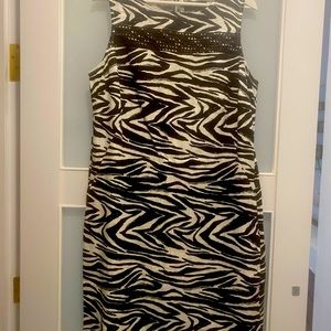 Lovely summer dress. Knee length , bought  in England . Side pockets.